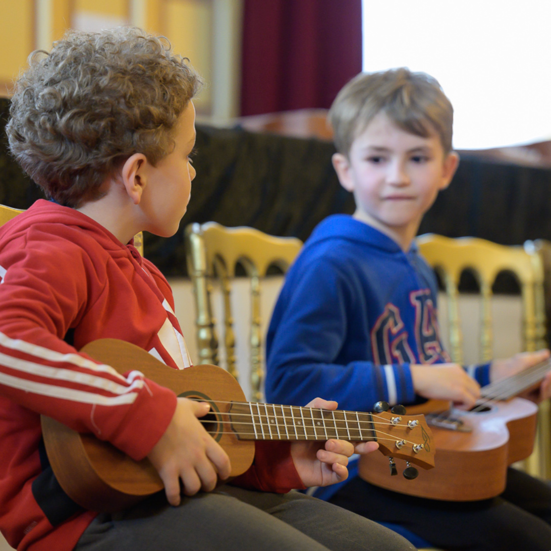 Ateliers de guitares gratuits pour enfants