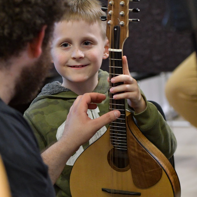 Ateliers de guitares gratuits pour enfants