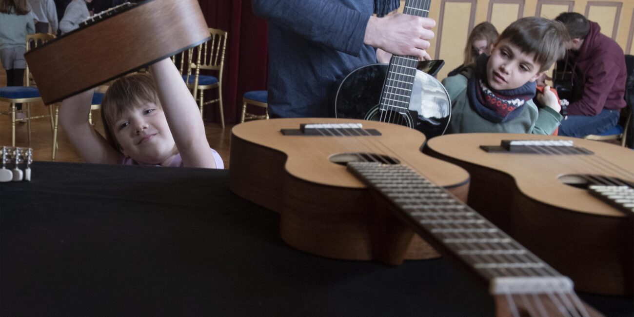 Ateliers gratuits de guitare pour enfants lors du Paris Guitar Festival